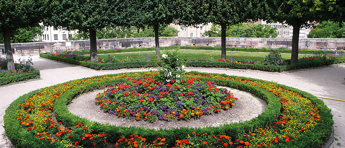Picture: Circular flowerbed on the lower bastion